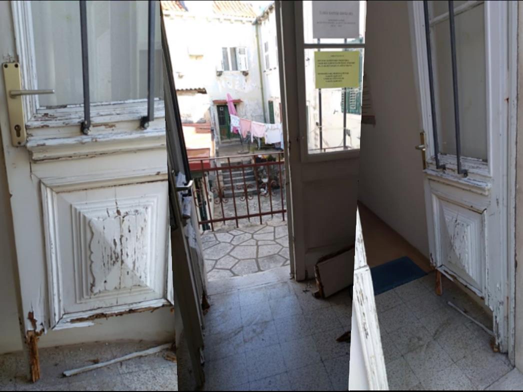 RUŽAN PRIZOR U GRUŽU Vrata od knjižnice u katastrofalnom su stanju (FOTO)