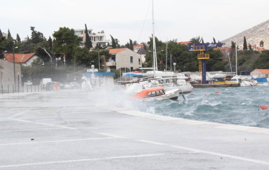 BURA NA DUBROVAČKOM PODRUČJU: Most dr. Franja Tuđmana zatvoren, zrakoplov iz Zagreba nije mogao sletjeti u ZL Dubrovnik!