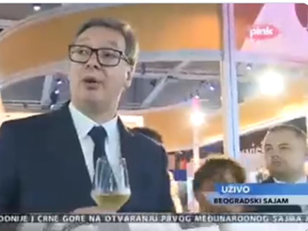Pripitom Vučiću savjetnica pokušala oduzeti čašu vina