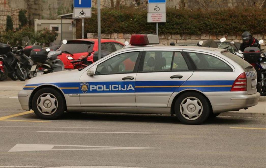 PILE: Pijani Australac novčano kažnjen jer je spavao gol na klupi  