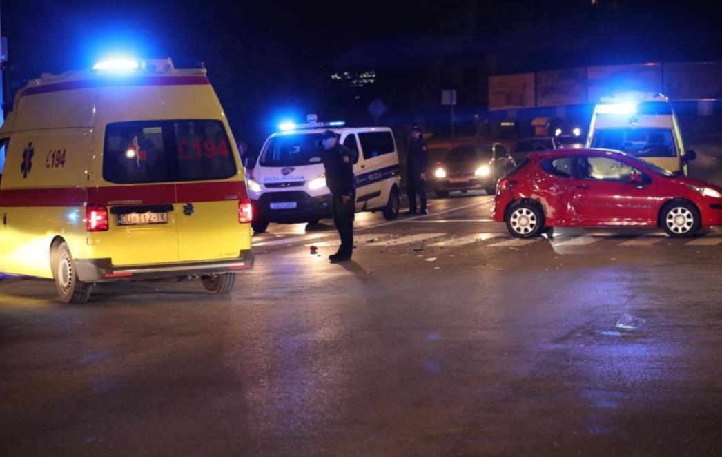 DETALJI NESREĆE NA SEMAFORIMA Dvije osobe ozlijeđene, sudarili se mladi vozači (FOTO/VIDEO)