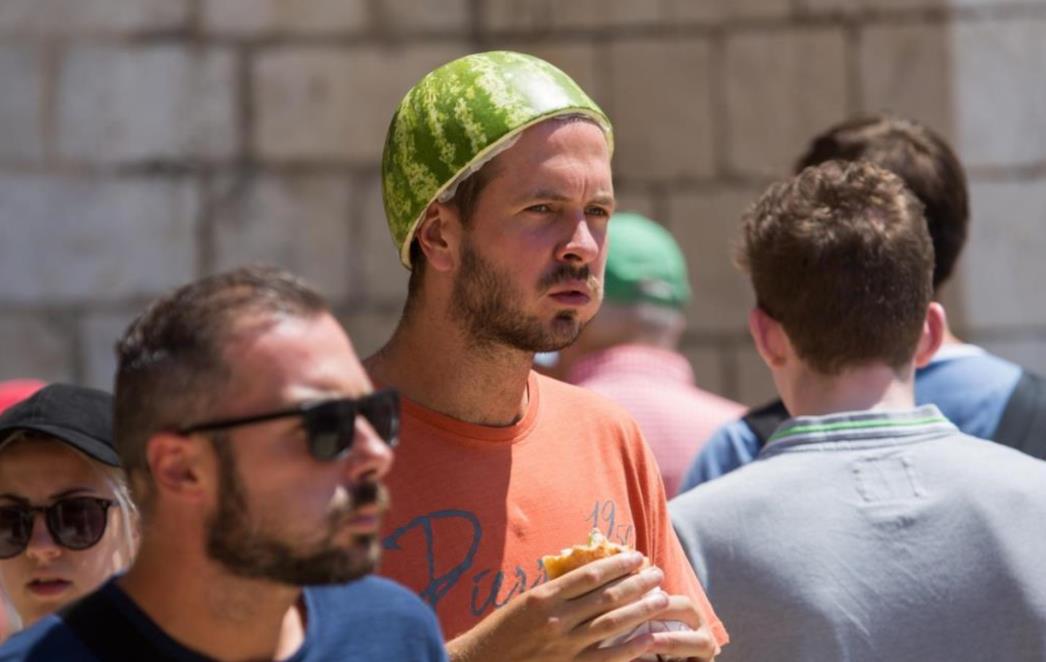 ČUDAN PRIZOR: U šetnju Gradom zaputio se s dinjom na glavi