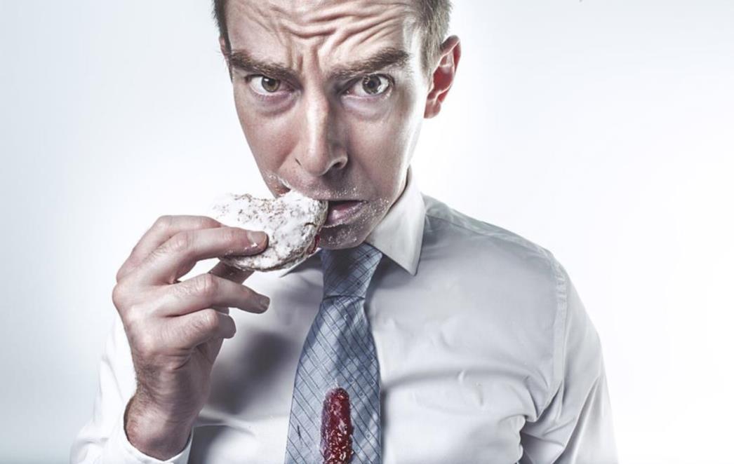 Ovo su znakovi da jedete svoje osjećaje