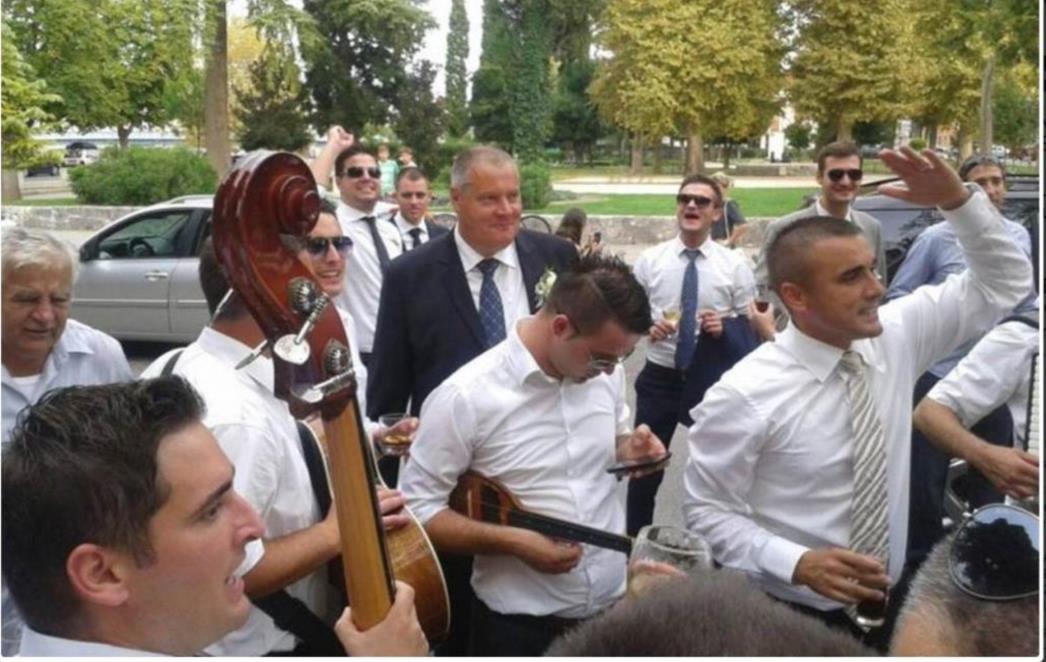 SRETNO MLADENCI: Tako to izgleda kad Jambo ženi sina (FOTO)