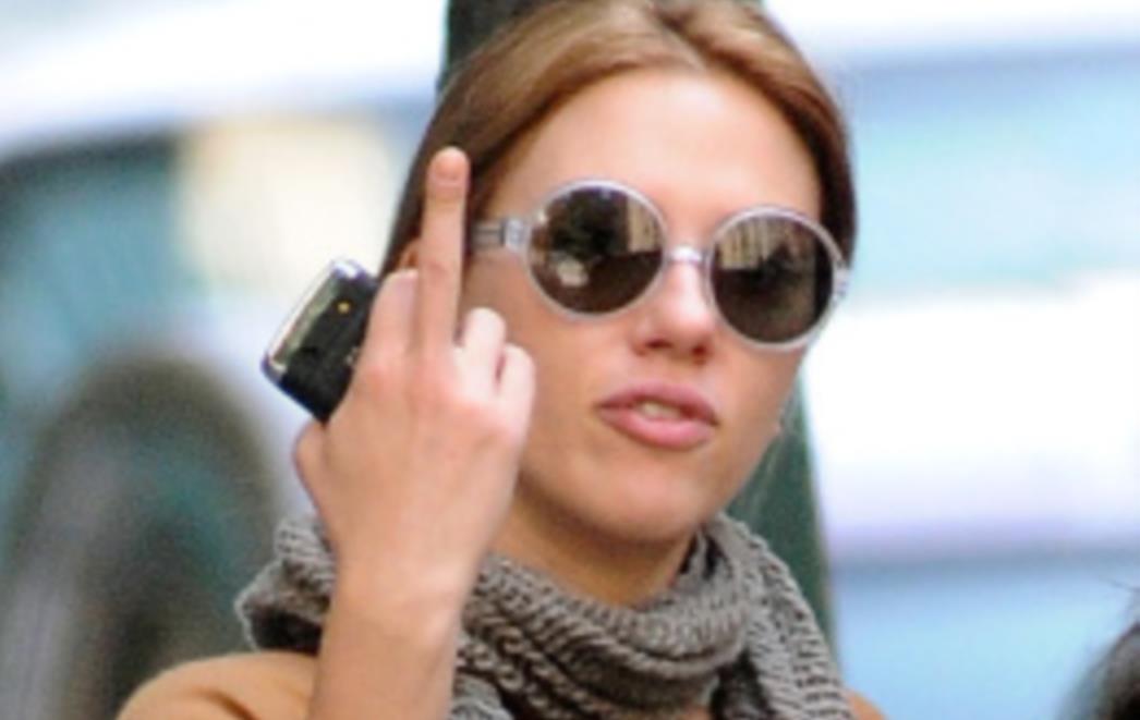 Scarlet Johansson 'počastila' paparazza srednjim prstom