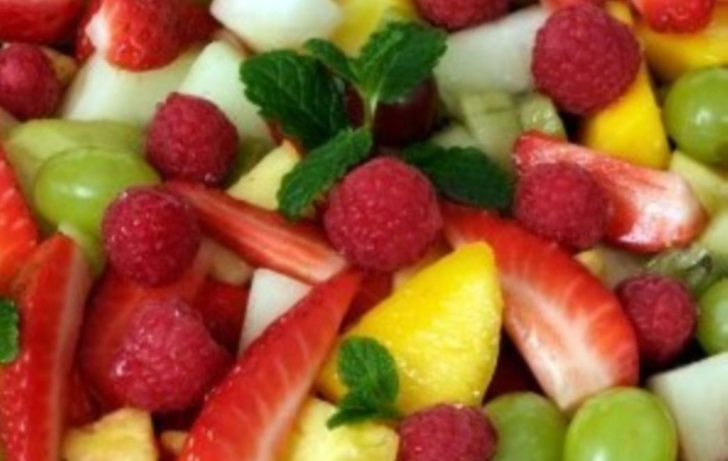 NAPRAVITE SAMI:Voćna salata s komoračem, dinjom i jagodama