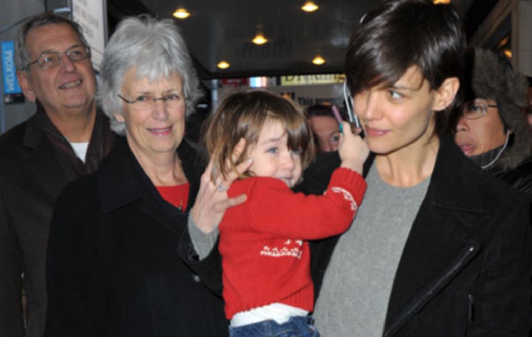 Roditelji Katie Holmes sretni što im se kći makla od kontrol frika Cruisa