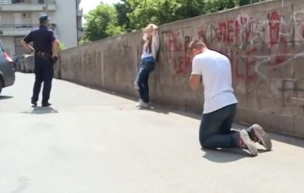 (VIDEO) STRAVIČAN PRIZOR U BiH U školskom dvorištu pronađen mrtav dječak, vršnjak ga ubio pištoljem!