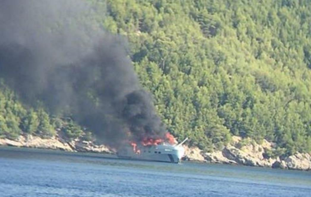 POŽAR SE PONOVNO AKTIVIRAO Opet gori luksuzna jahta
