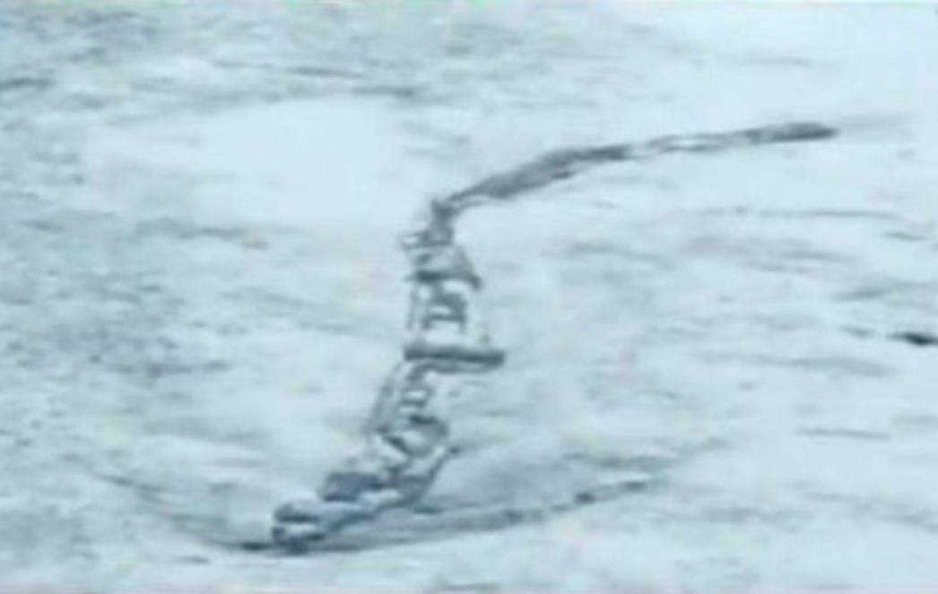   Jezersko čudovište probija se kroz led!