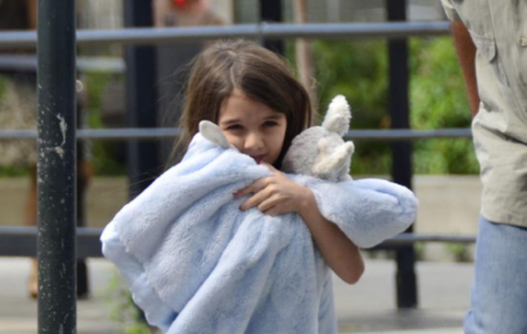 Dvije stvari bez kojih  Suri Cruise ne izlazi iz kuće