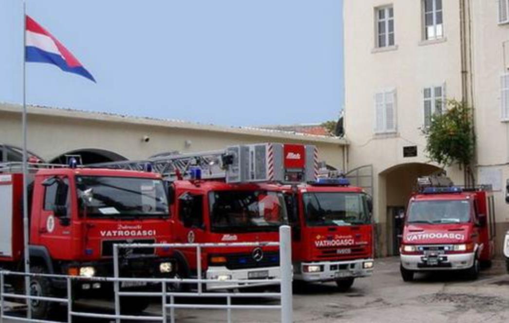 Drama u Palmotićevoj - Zbog razvodne kutije i smrada evakuirani restorani