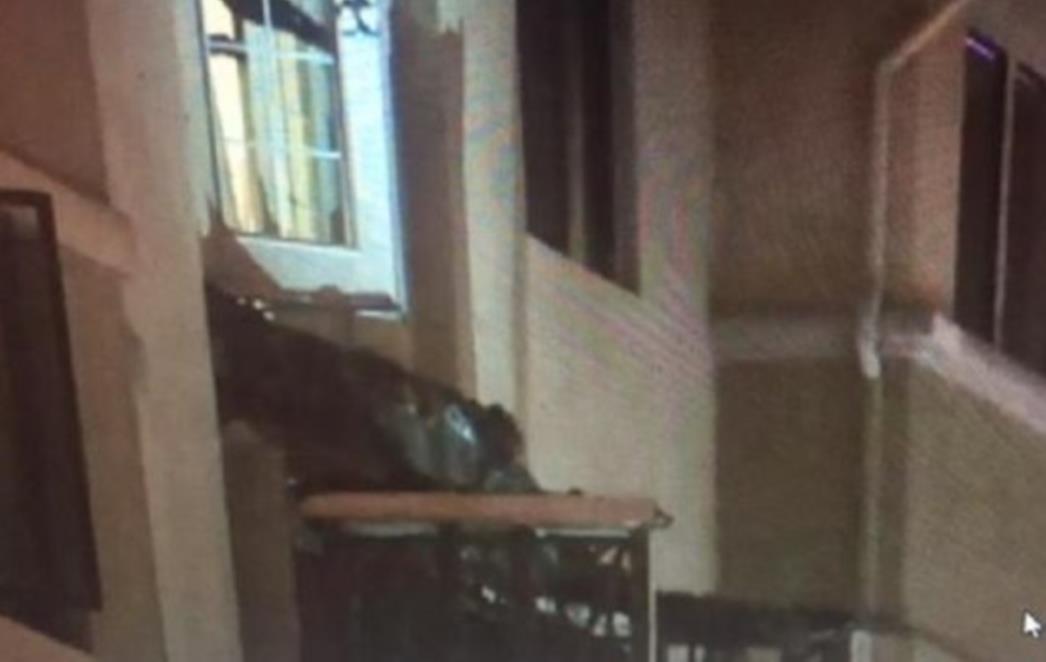 VIDEO: Urušio se balkon pun studenata, poginulo pet ljudi
