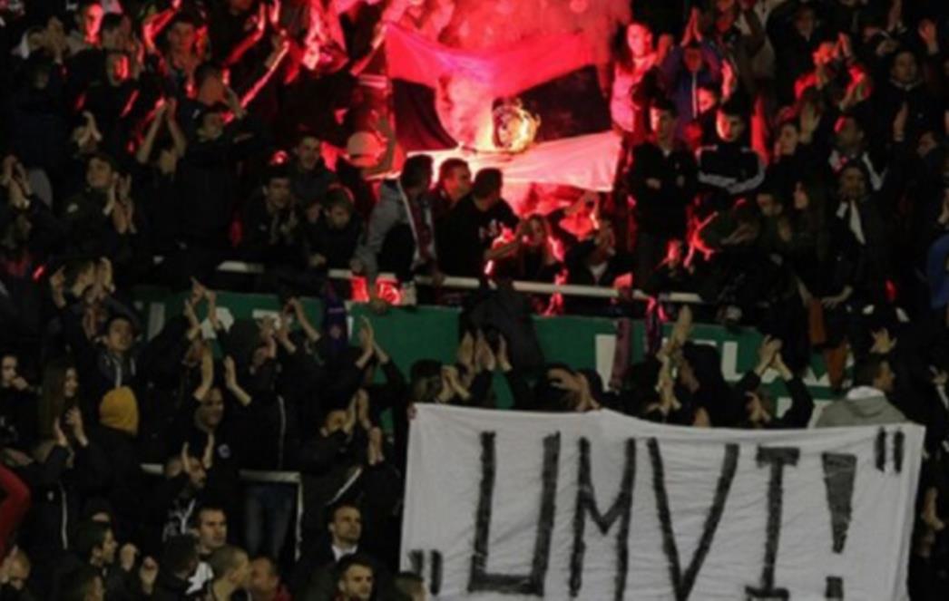 Torcida na tribinama zapalila srpsku zastavu, uz poruku Šešelju: Umvi!