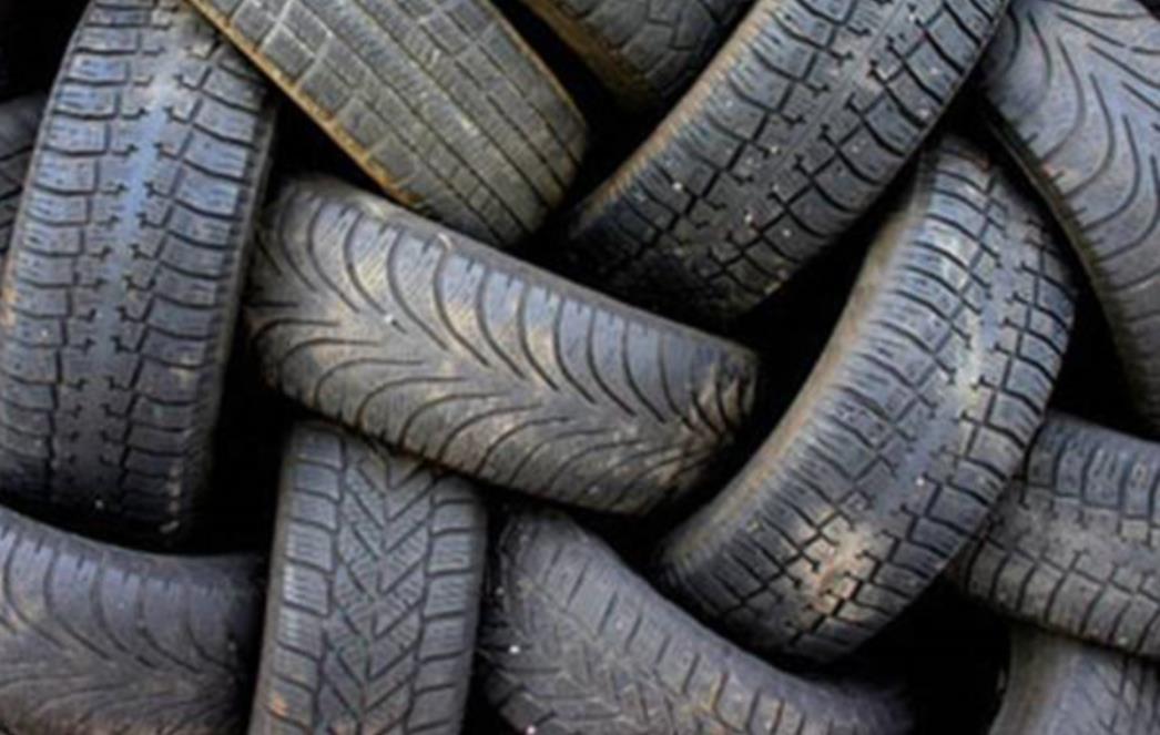 NA BATALI Zapalili stare automobilske gume i tako oštetili dva vozila 