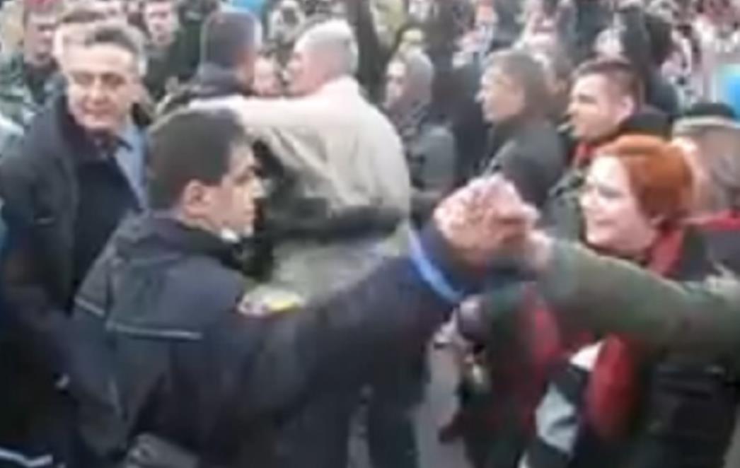 DOKAZ ČOVJEČNOSTI: Kako su policajci u Tuzli položili oružje (VIDEO)