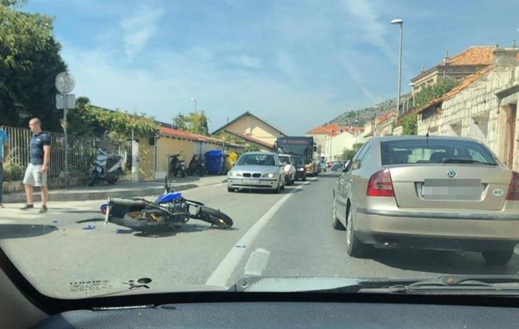 U prometnoj nesreći na Kantafigu sudjelovali motociklist i osobni automobil (FOTO)