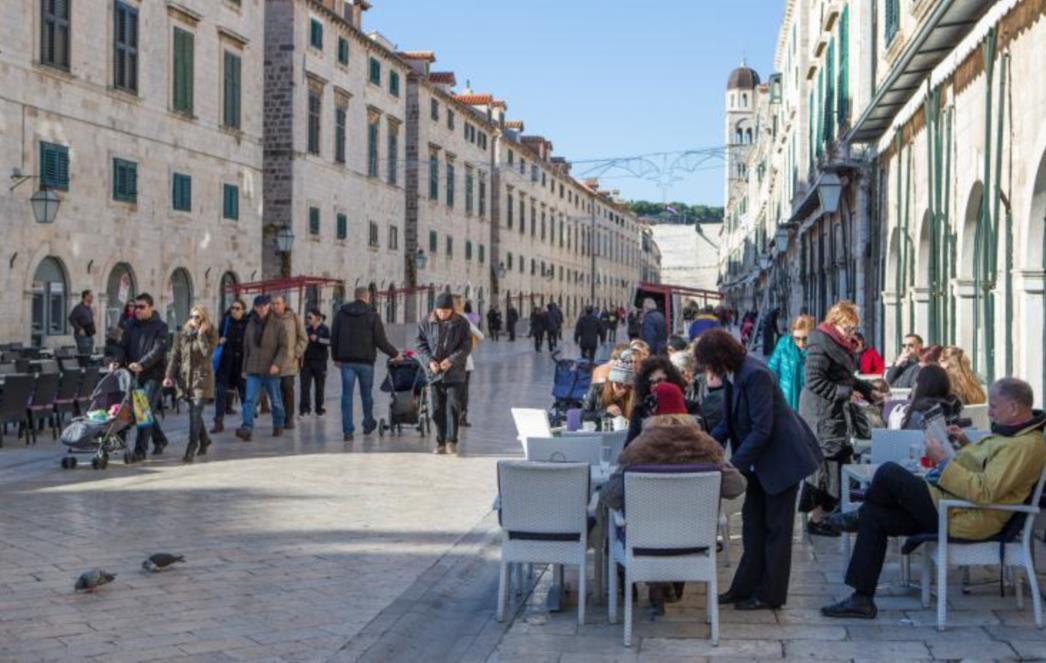 Stradun okupan suncem izmamio šetače, Dubrovčani i  turisti uživaju u kavama (FOTOGALERIJA)