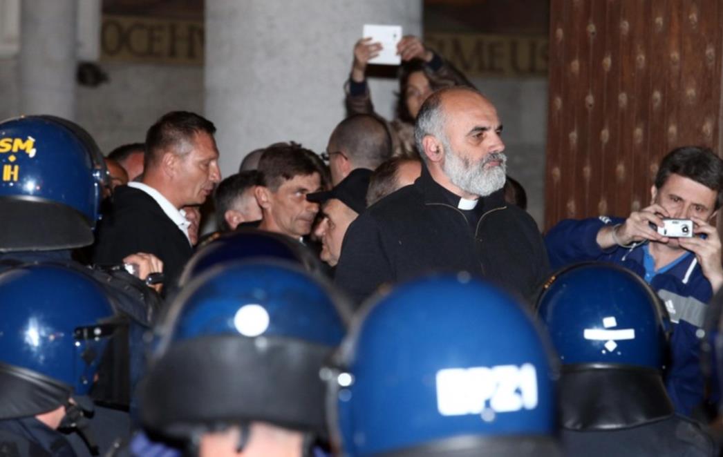 Tko je svećenik koji je spriječio sukob policije i prosvjednika