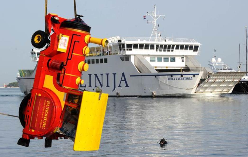 VANDALIZAM U ZADRU Ukrali turistički vlakić pa ga bacili u more (FOTO)