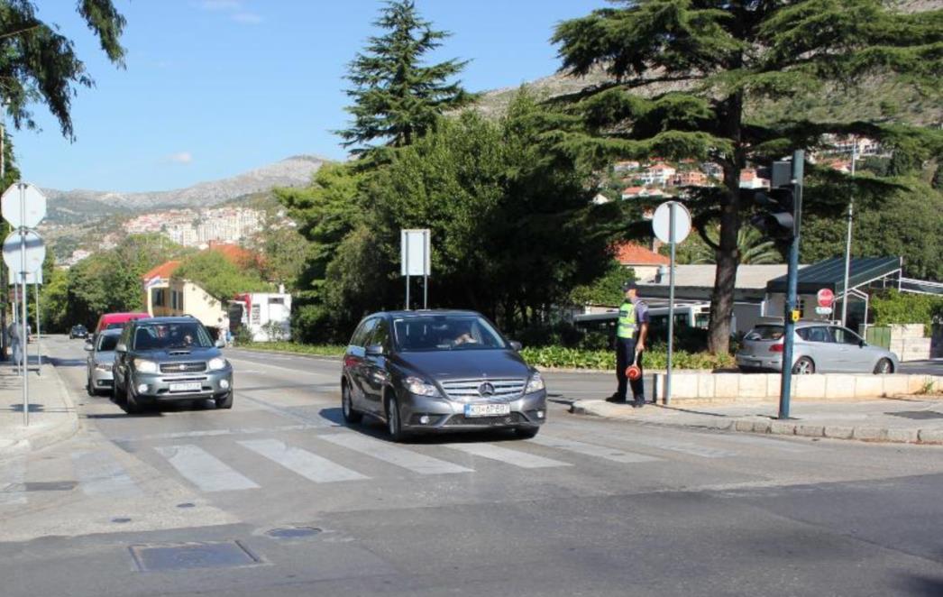 Policija počela regulirati promet kod Doma zdravlja