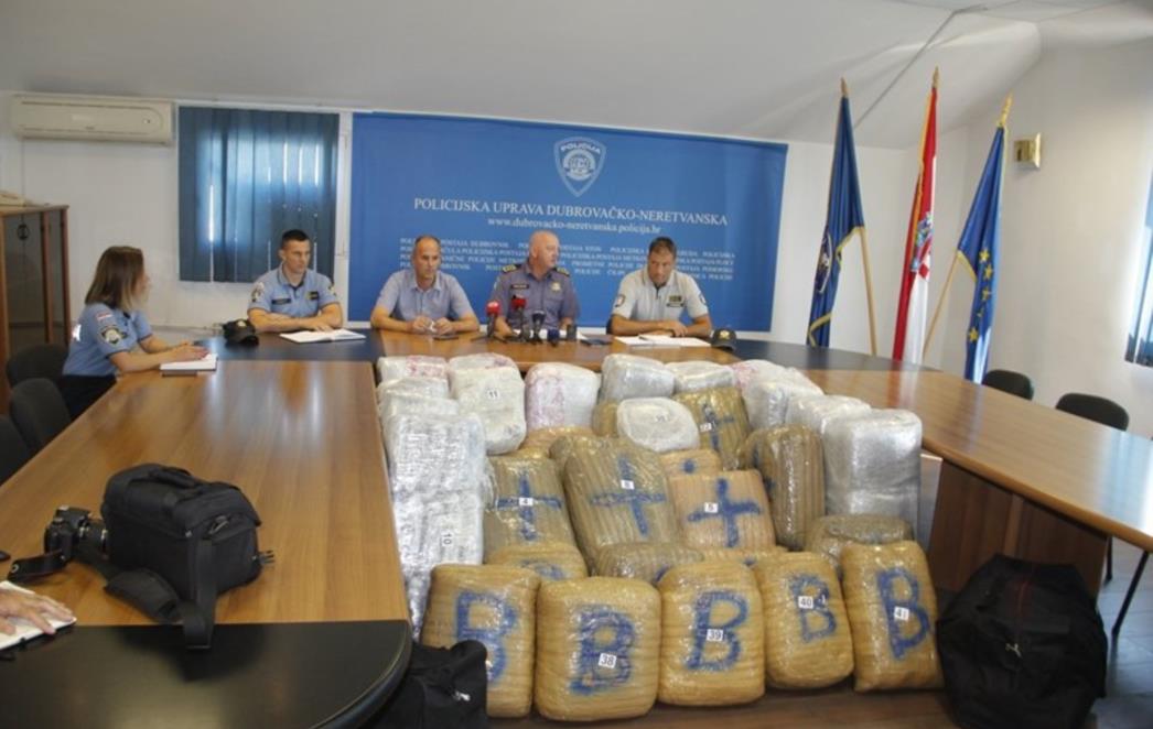 ZAPLIJENJENO 342 KILA MARIHUANE 'Odmah smo primijetili nervoznog vozača, rekao je da prevozi sportsku opremu' (FOTO)