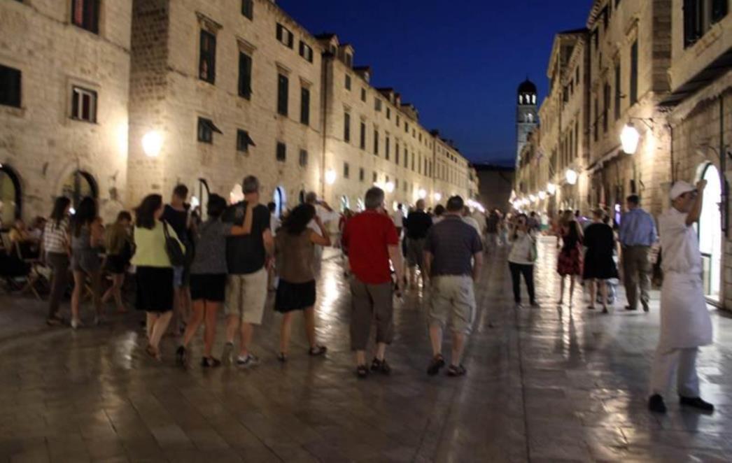 DUBROVNIK NOĆU: Operni flash mob i prepuni Stradun, tko može tražiti više (FOTO/VIDEO)