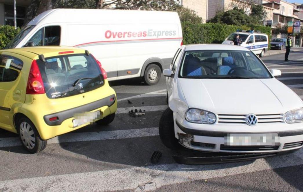 PREDBLAGDANSKA NERVOZA U DUBROVNIKU: Žena udarila u parkirane automobile, muškarac se ludirao po cesti (FOTO)