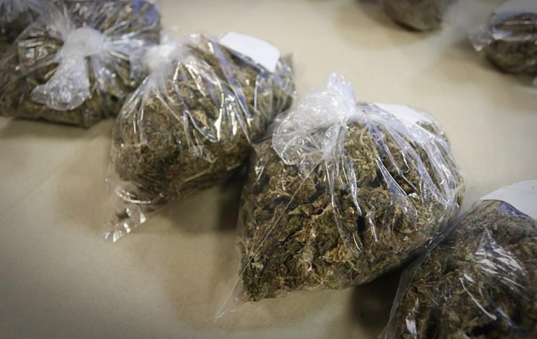 TINEJDŽERI U AKCIJI: Zatečeni s kilogramom marihuane