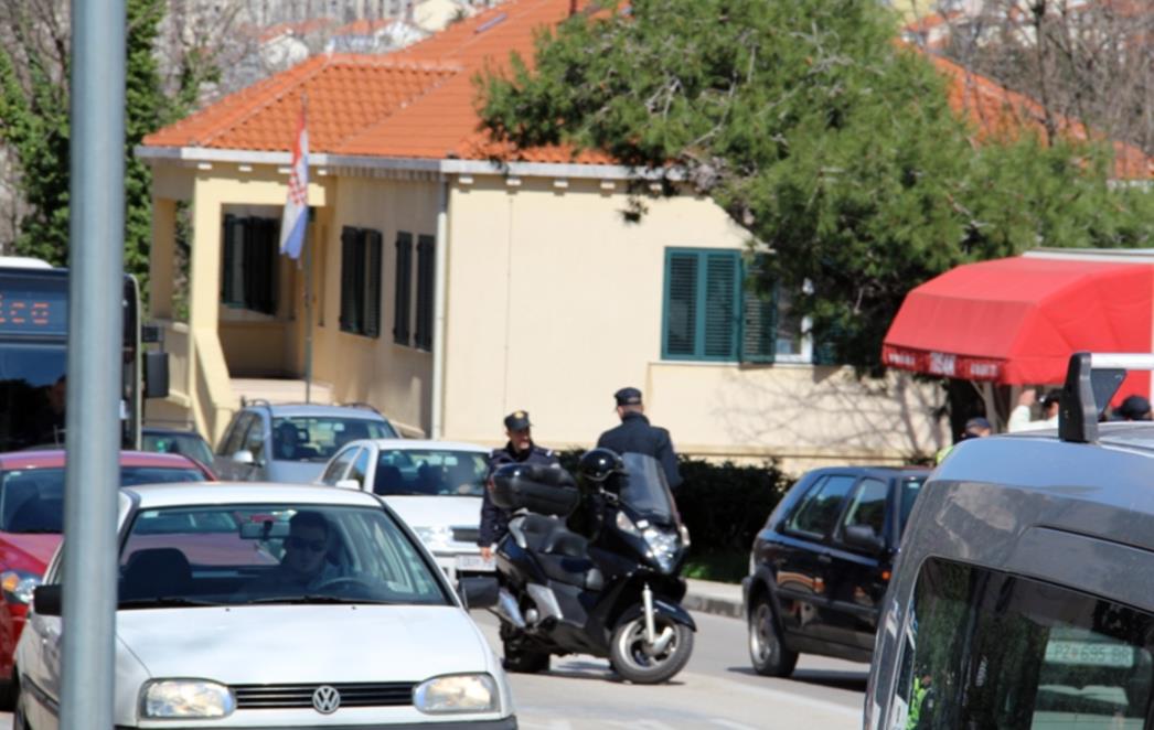 Prometna nesreća kod Doma zdravlja: Motociklom naletio na pješakinju (FOTO)
