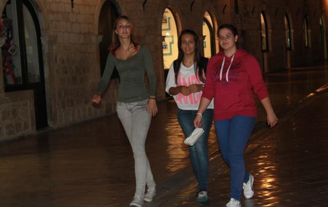 Srednjoškolci nastavljaju đirate po Stradunu (FOTO)