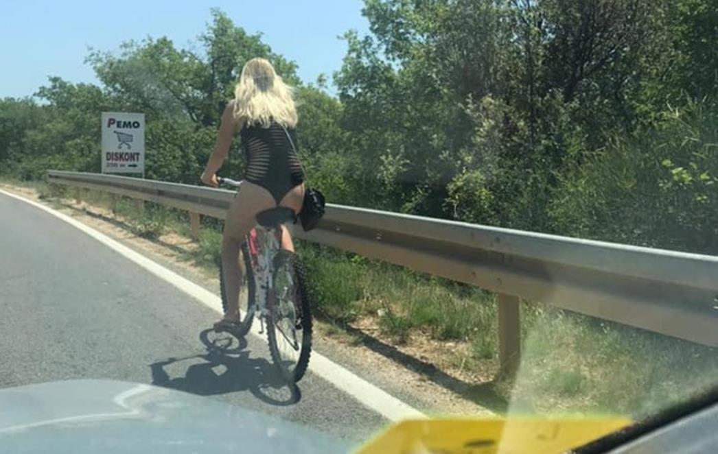 'OPASNOST' NA CESTI Američki model u kostimu pedalira kroz Močiće!