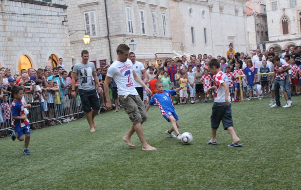 NOGOMETNI SPEKTAKL: Dubrovački dječaci pobijedili 'zvijezde' na Dubrovnik Football Summitu (FOTOGALERIJA)