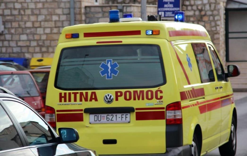 PROMETNA NESREĆA U ŽUPI DUBROVAČKOJ: Ozlijeđen vozač motocikla, prebačen u OB Dubrovnik