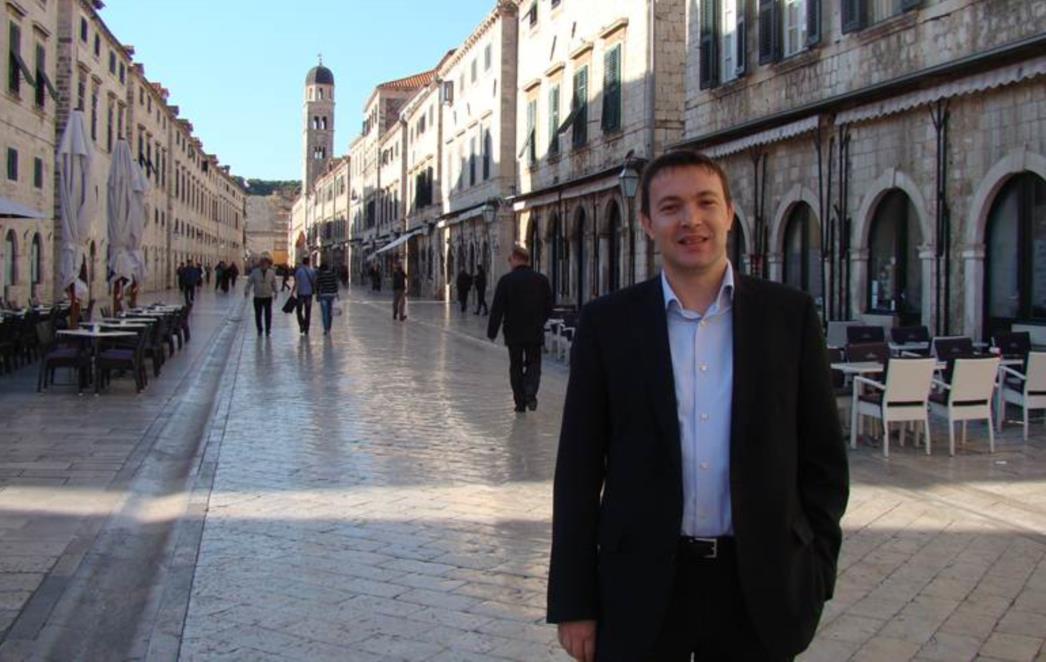 JOŠ JEDAN GENIJALNI POTEZ Ministar Bauk uvodi ćirilicu u Vukovar!