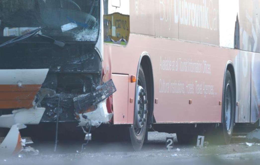 DETALJI TRAGIČNE NESREĆE U DUBROVNIKU: Poginuo 49-godišnjak, dvoje ozlijeđenih!