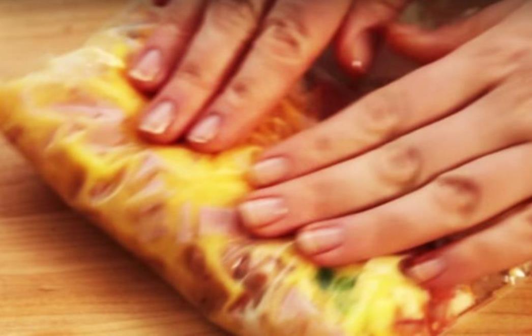 TOTALNO ĆE VAS ODUŠEVITI: Genijalan način da  napravite omlet, a sigurno niste jeli bolji