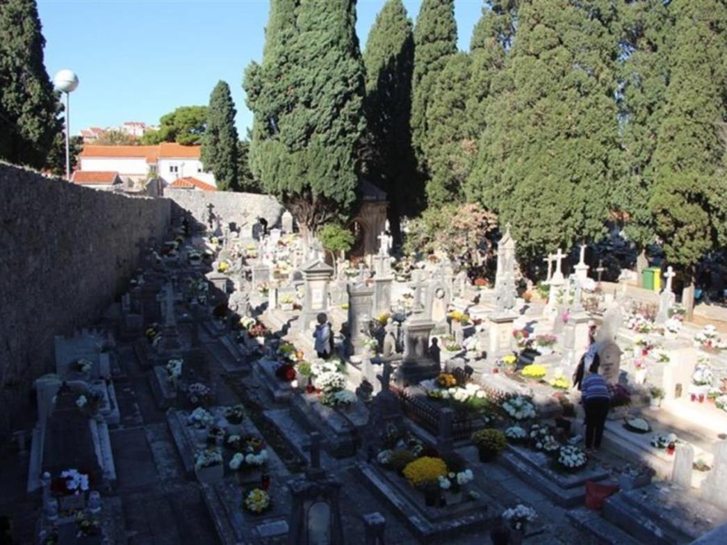 Ljudi se žale na prizore koje su zatekli na groblju: 'Kako se netko može spustiti tako nisko?'