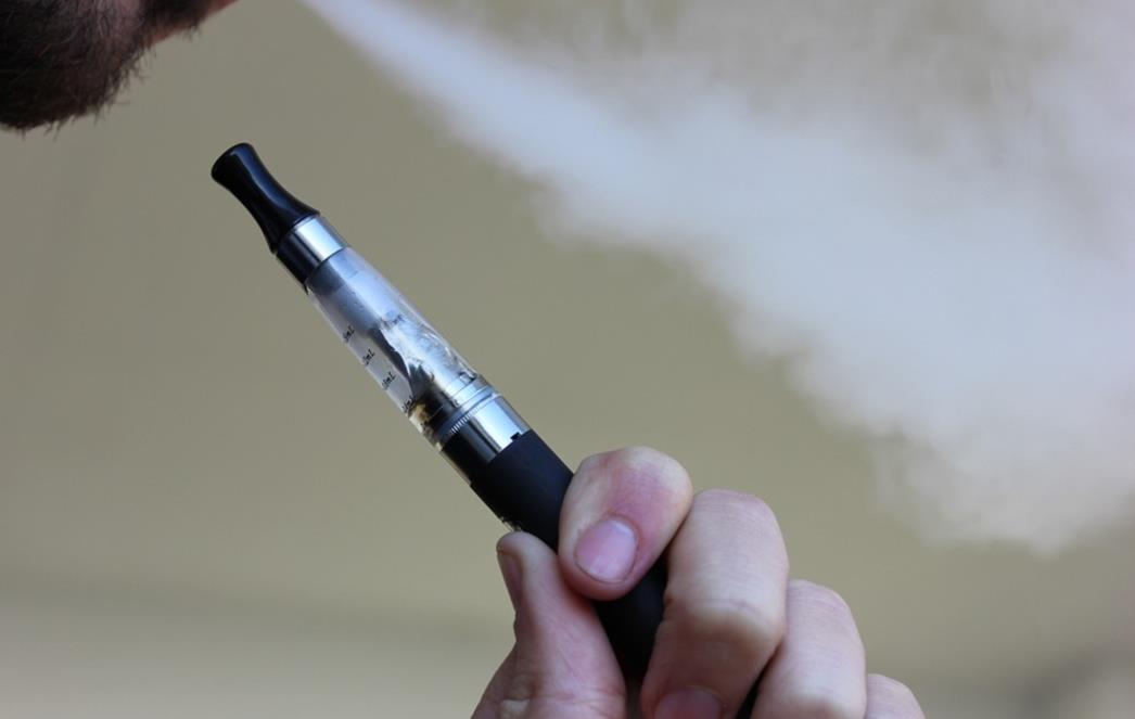 SVAKI DESETI TINEJDŽER U HRVATSKOJ PUŠI E-CIGARETU Postoje rizici od predoziranja nikotinom