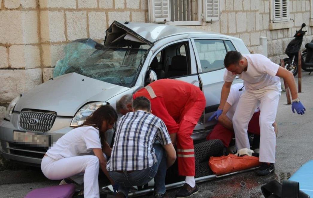 PROMETNA NESREĆA U DUBROVNIKU: Vozač BMWX 5 umjesto da zakoči pritisnuo gas i 'zakucao' ženu u KIA-u /FOTO/