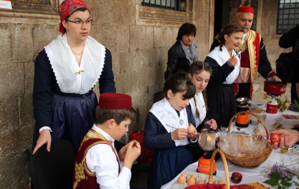 TRADICIJA KOJA NE UMIRE: Primorci ispred Sponze pokazali  kako pengaju jaja, turisti oduševljeni! /FOTO/