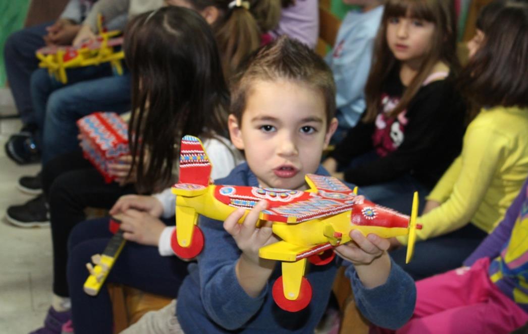 Djeca iz Pčelice dobila tradicijske drvene igrače