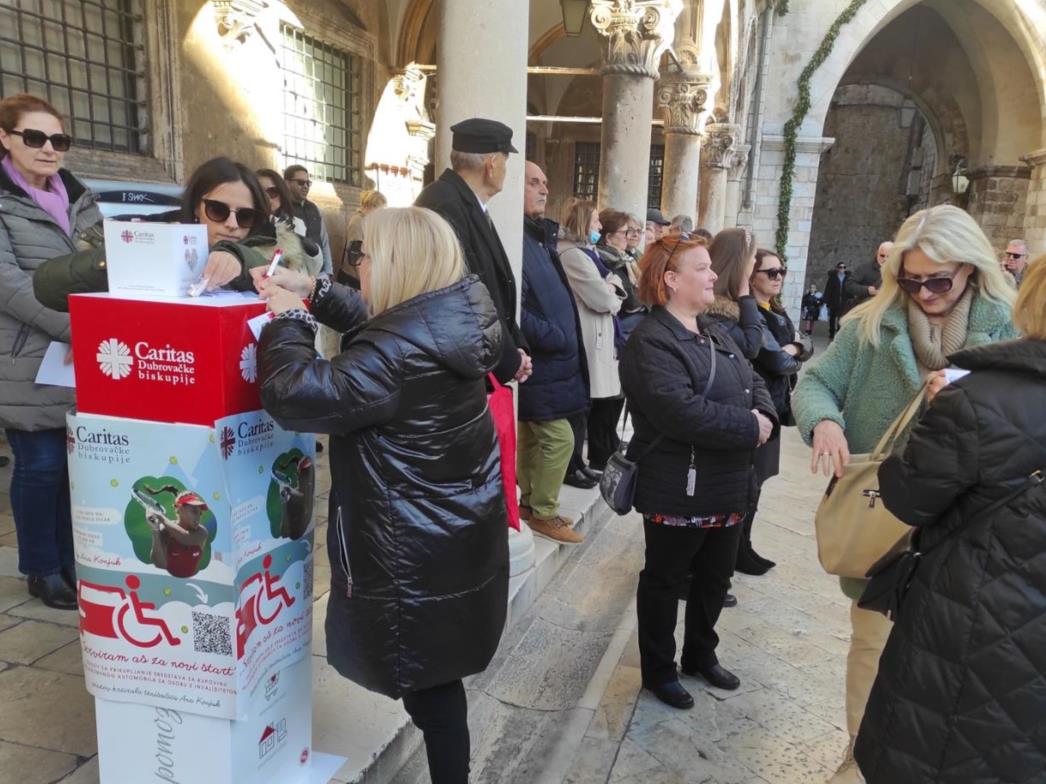 Ispred Sponze prikupljeno 5251,50 kn za Caritasovu akciju ‘’Serviram as za novi start’’
