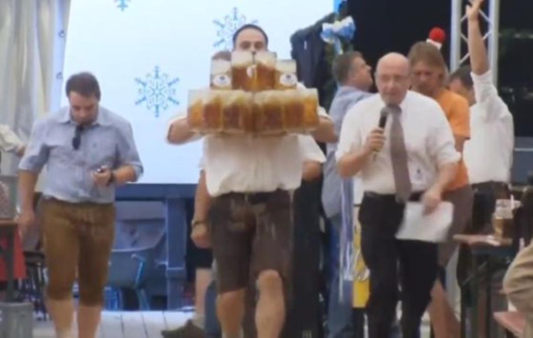 DALEKO NAJBOLJI:  Ovaj konobar je "kralj krigli"