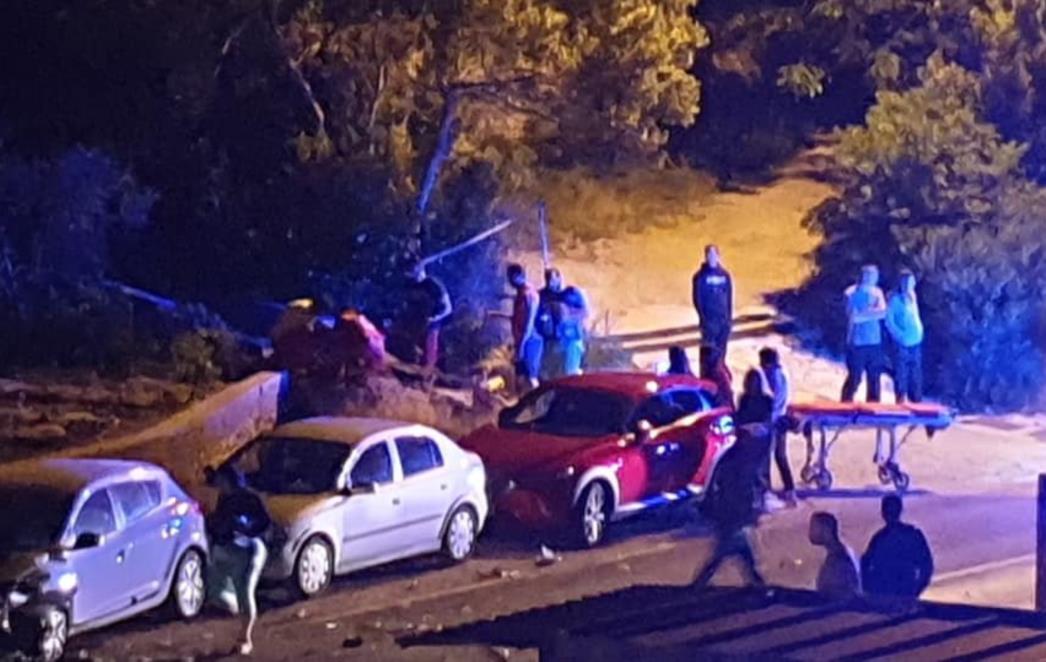 KAOS U ROŽATU Slupao dva parkirana auta pa završio u provaliji, jedna osoba prebačena na Medarevo (FOTO)