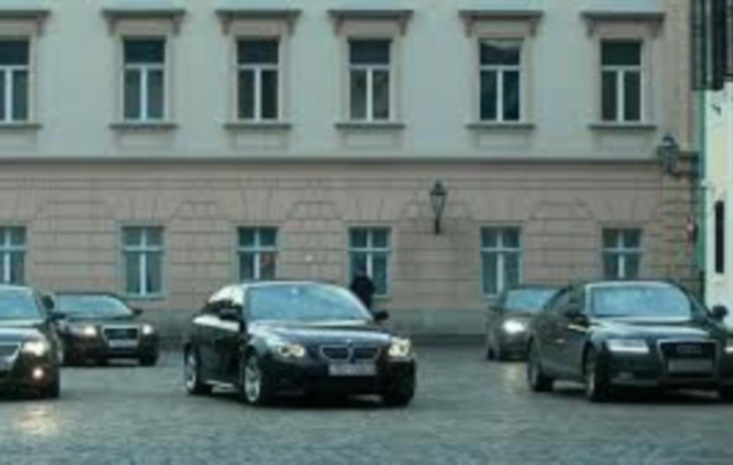 POVOLJNO DO AUTOMOBILA: Raspodaja vozila državnih institucija - od olupina do luksuznih automobila