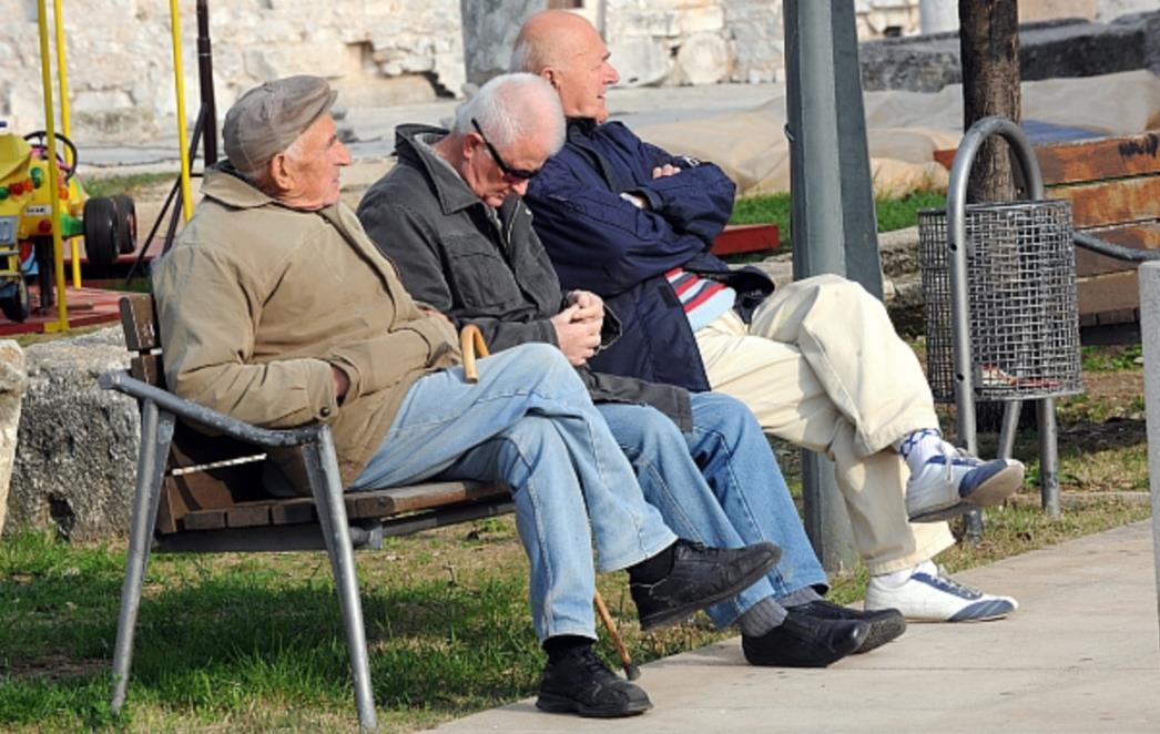 Šuška se: Dubrovački umirovljenici tuže proizvođače kondoma jer stalno spadaju! 