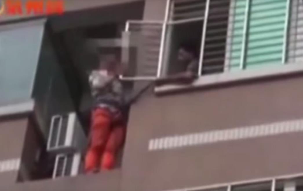 URNEBESNO! Muž se ranije vratio kući, pogledajte gdje se ljubavnik skrio /VIDEO/