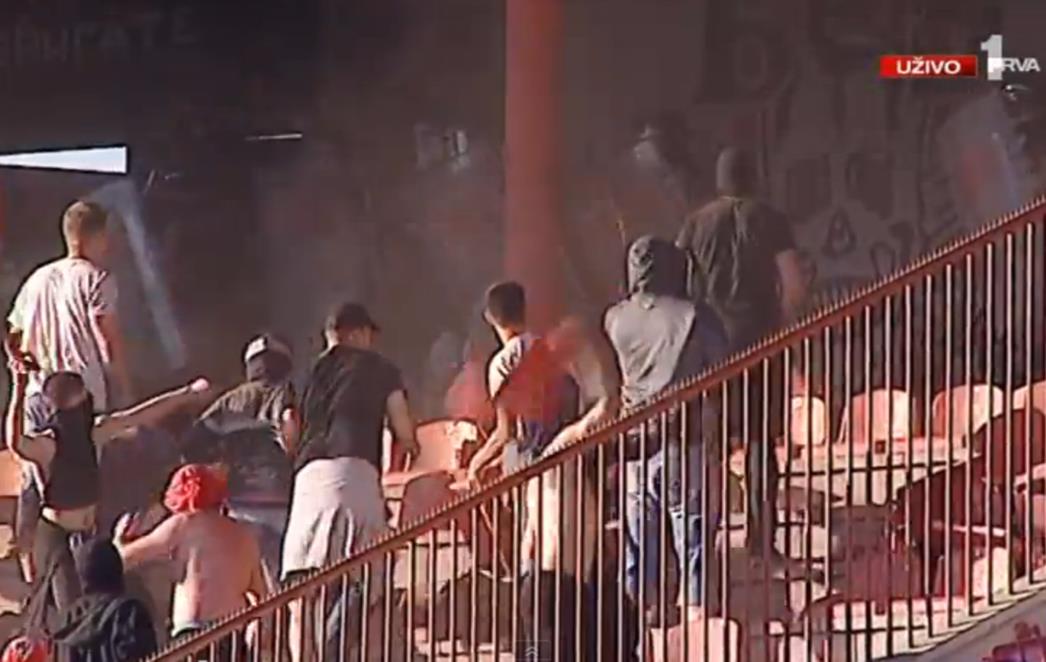 Kaos u Beogradu: Derbi Zvezde i Partizana prekinut prije nego je počeo (VIDEO)