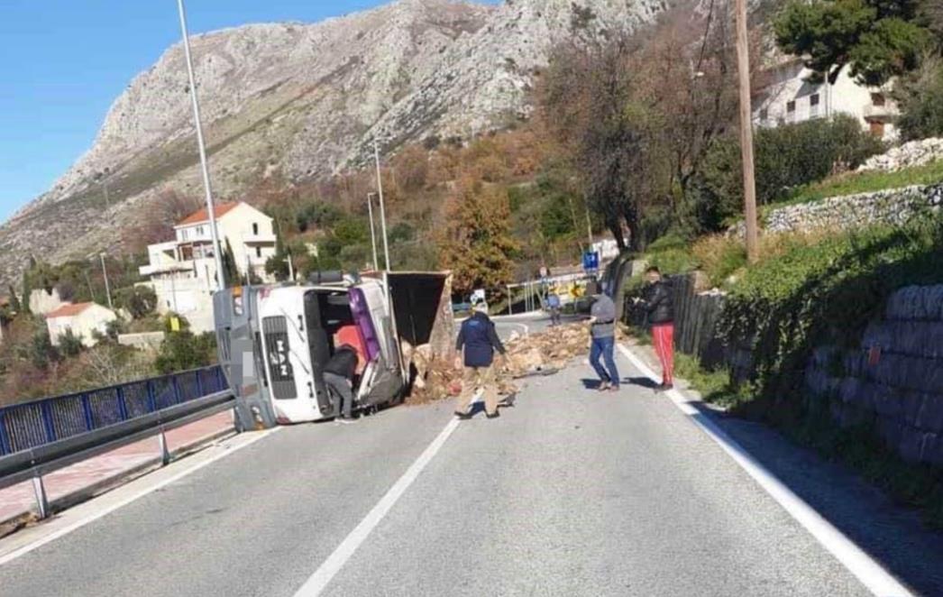 Jedna osoba ozlijeđena u prometnoj nesreći